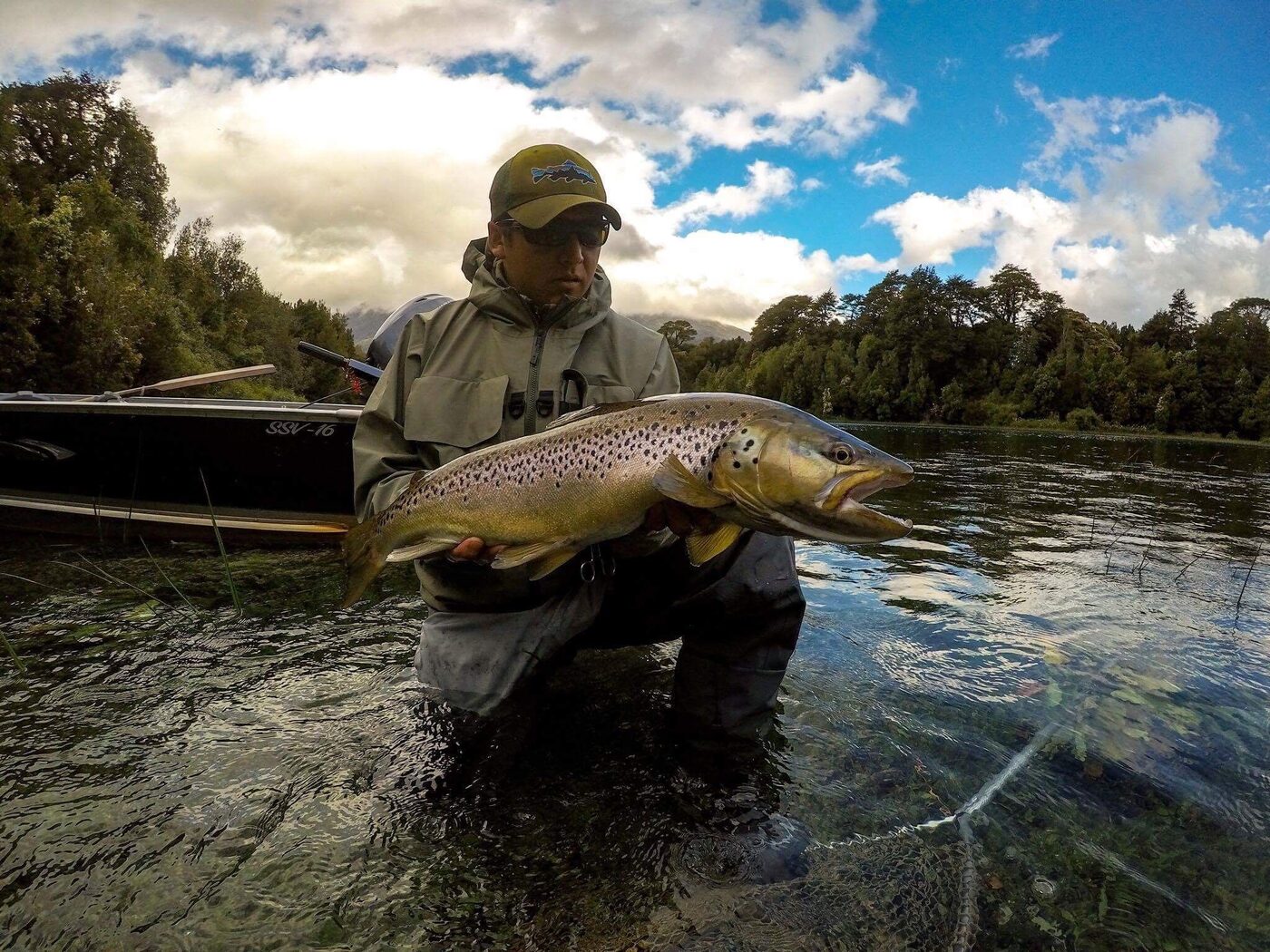 Día de pesca en el lago Yelcho