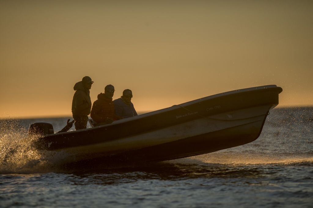 Bote Starline de fibra de vidrio en el lago