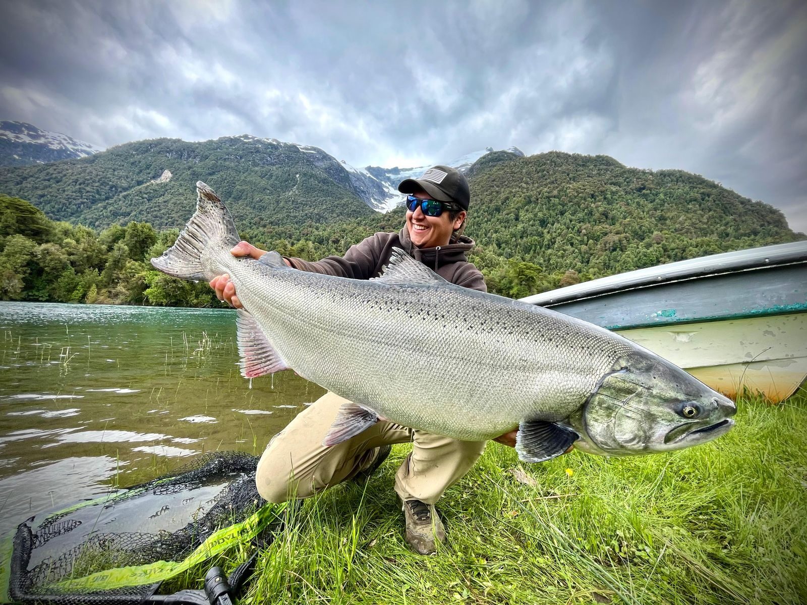 Salmón chinook pescado en el río Yelcho