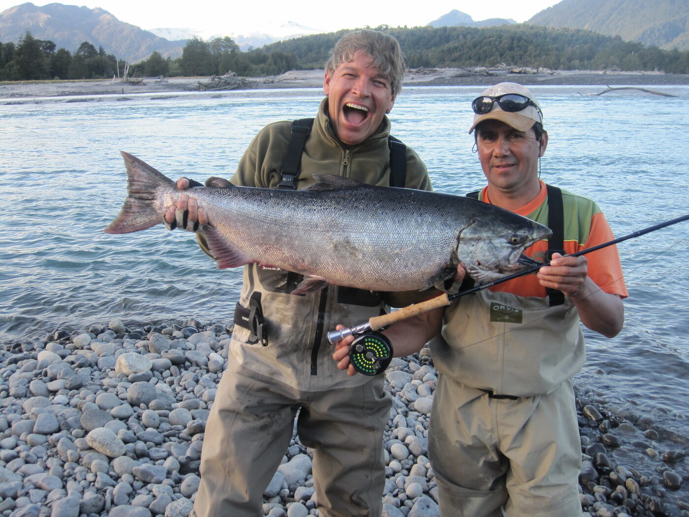 Pescador y guía con salmón chinook