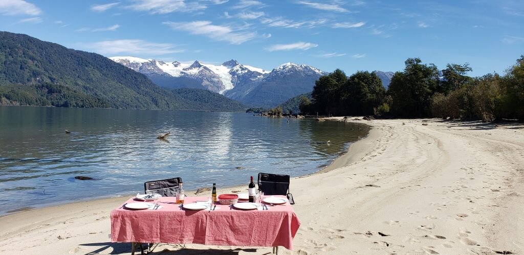 Almuerzo al lado del río