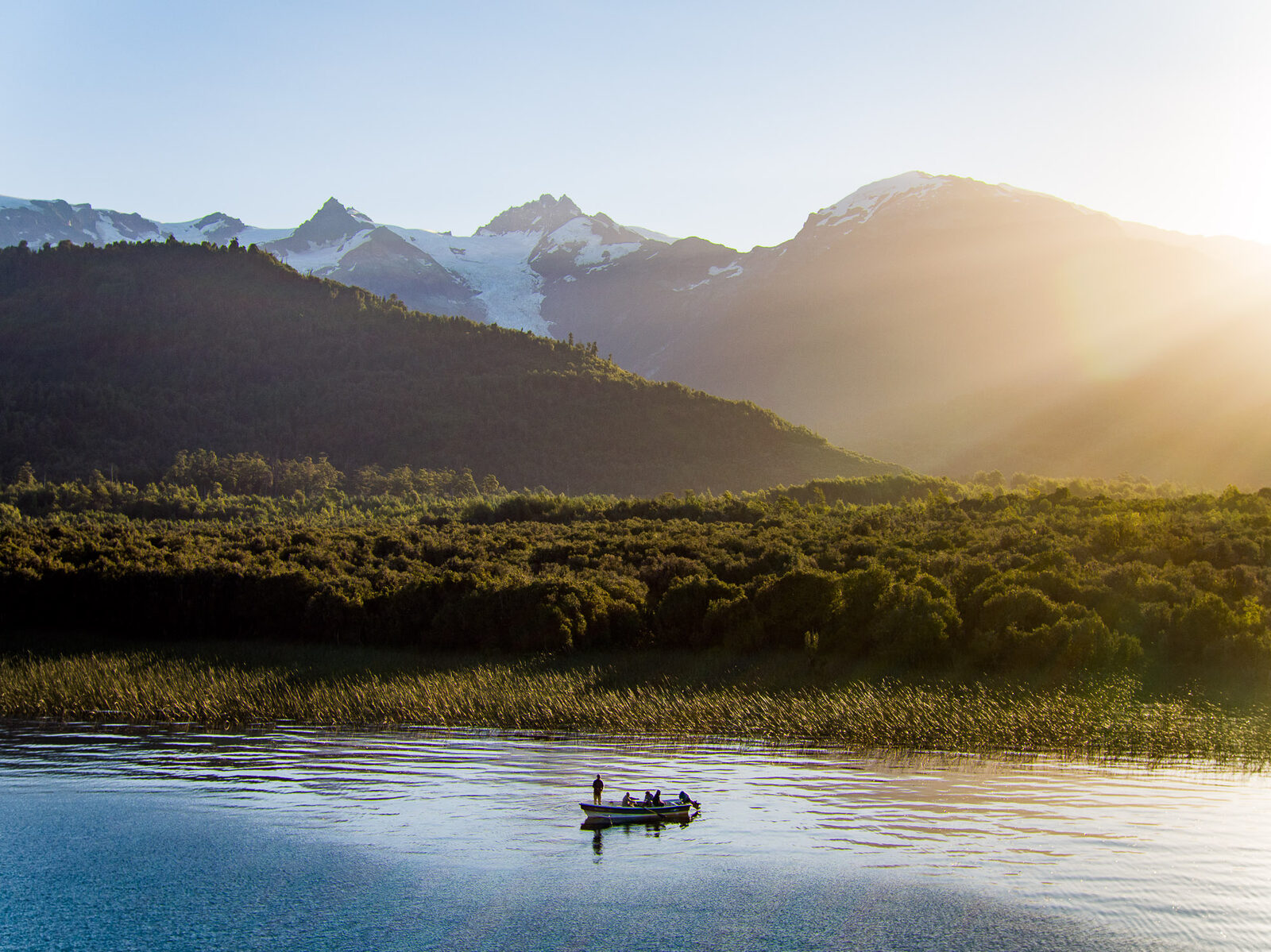 Amanecer en Bahía Leones, lago Yelcho